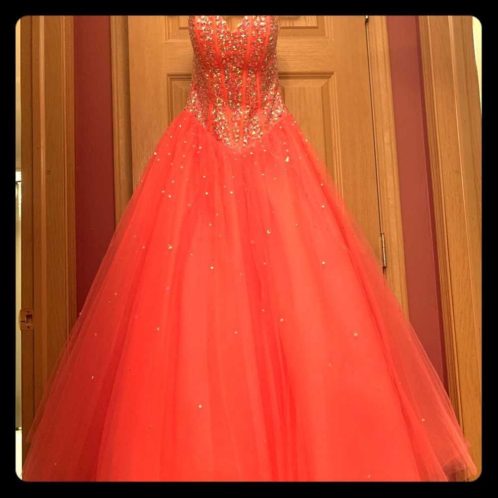 Pink jeweled rhinestone prom dress 💕✨